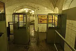 Ingang met loket (links) en kaartcontrole