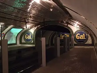 Reclames van parfumerie Gal naast de tunnel aan de zuidkant