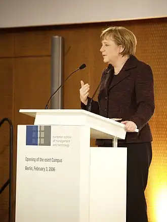 Kanselier Merkel geeft speech op de inauguratiesessie van de campus op 3 februari 2006