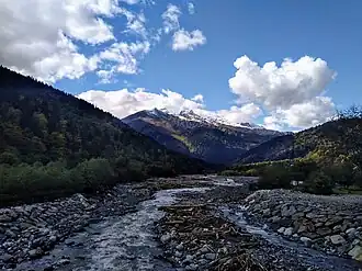 Zicht op Sjoda berg vanaf Glola