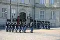 De militaire wacht wisselt voor het paleis Amalienborg
