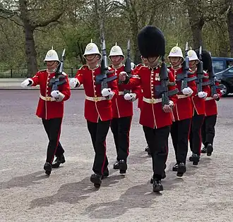 Britse Royal Gibraltar Regiment in ceremonieel tenue met 'koloniaal model' tropenhelm