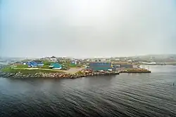 Zicht op de gemeente vanaf het water