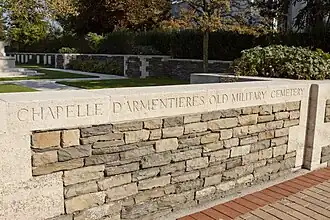 Omheiningsmuur met naamsteen.