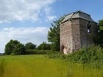 Kapel Sint-Donatus naast de tumulus