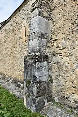 Steunbeer aan de noordzijde met grafsteles