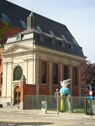 Verrijzeniskapel met ernaast het Standbeeld van Europa