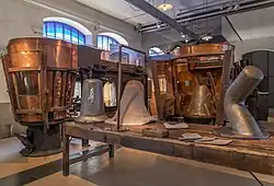 Stoommachines en hoedenvormen in vilten hoedenmakerij, Chazelles-sur-Lyon, Frankrijk