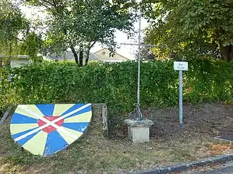 Wapen en wegkruis in het dorp