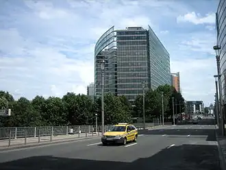 Het Karel de Grote-gebouw gezien vanaf de Wetstraat