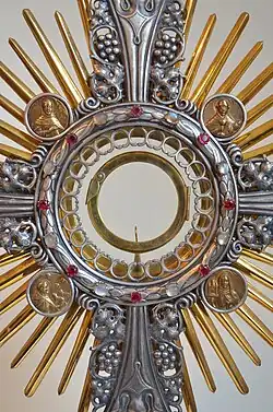 Lunula in het centrum van een monstrans.