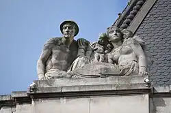 Beeld La famille, Stadhuis van Charleroi (1932)