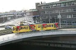 Tram rijdt over de Samber over de verbrede "Pont de la Résistance"