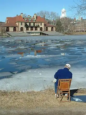 Gezicht op de Charles en het er achtergelegen Cambridge met de campus van de Harvard-universiteit, gezien vanaf de oever in Boston.