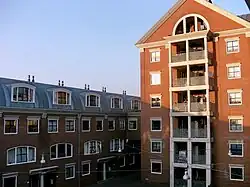 Laagbouw en hoogbouw zuidwestelijke hof