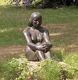 Zittende jonge vrouw