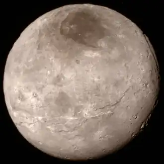 Charon gefotografeerd in 2015 door New Horizons.