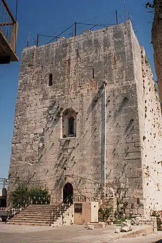 De donjon van de vroegere vesting, thans kerkgebouw