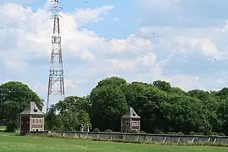 Omsloten tuin met twee torens