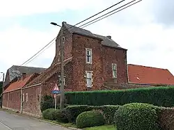 Kasteelhoeve van Roux-Miroir daterend uit de 17e en 18e eeuw