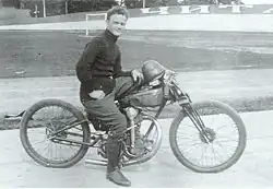 De Chater Lea 350 cc wegracer uit 1929 waar de Russische coureur Boikov op zit, heeft een bijzondere Blackburne-motor, waarbij de koningsas de rol van de nokkenas vervulde.
