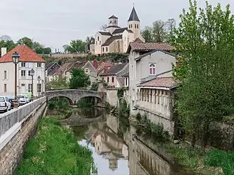 De rivier de Seine in het centrum van Châtillon-sur-Seine