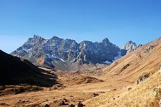 De kop van het Goedamakarigebergte, het Tsjaoechi massief. Links de oostelijke top.