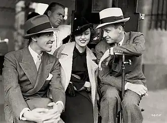 Cesar Romero, Fay Wray, Richard Thorpe en cameraman George Robinson (achter hen) op de set van Cheating Cheaters (1934)