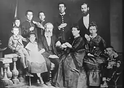 Het gezin Tsjechov in 1874: (staand) Ivan, Anton, Nikolaj, Aleksandr, oom Mitrofan; (zittend) Michail, Masja, vader Pavel, moeder Jevgenia, tante Ljoedmila, neefje Georgi[2]