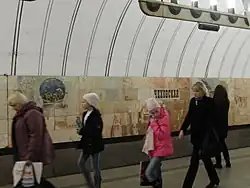 De tunnelwand met afbeeldingen uit de werken van Tsjechov