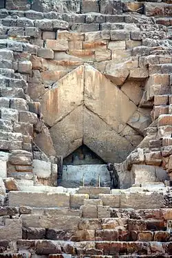 De ingang tot de piramide