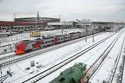 De stations en het Lokomotivstadion gezien uit het zuidoosten