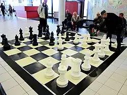 Schaakspel in de entreehal