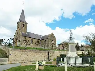 De kerk en het oorlogsmonument van Chestres