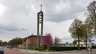 De kerk met klokkentoren