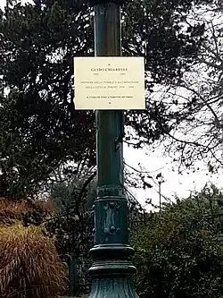 De nieuwe gedenkplaat geïnstalleerd op 4 januari 2021 bij de ingang van de Rotstuin - Parco del Valentino.