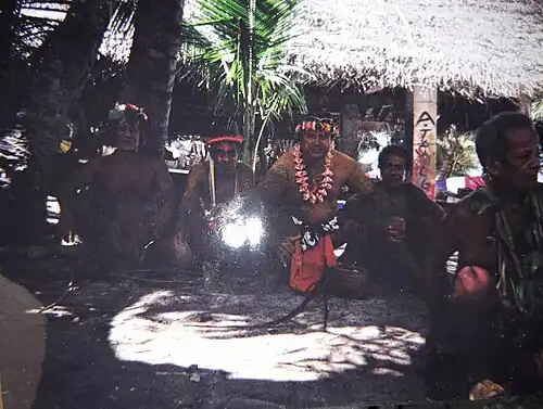 Chief Miko omringd door Micronesische navigators tijdens de Stawal Pwo-ceremonie