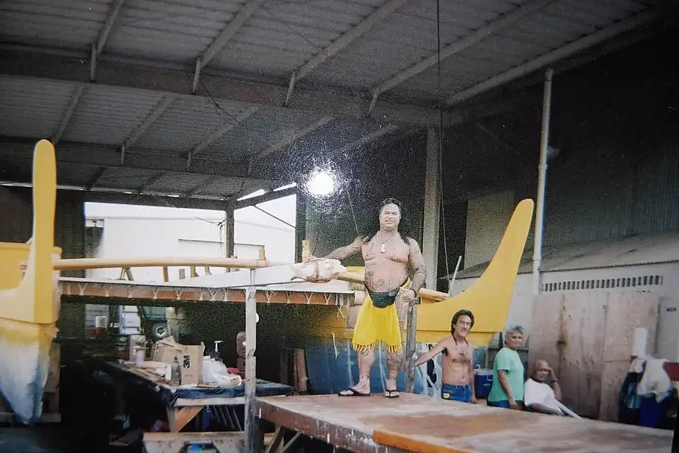 Chef Miko op de bouwplaats van de Alingano Maisu-kano in 2006