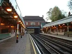 De sporen met de Edwardiaanse perrons gezien uit het oosten.