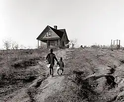 Kinderen bij hun huis bij Wadesboro (North Carolina), december 1938
