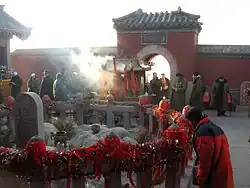 Biddende mensen in een tempel