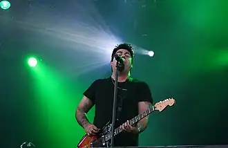 Zanger-gitarist Chino Moreno tijdens een optreden