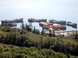 Betonnen schepen als golfbrekers bij een papierfabriek in Canada