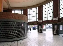 Het interieur van het stationsgebouw.