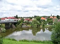 Chocerady gezien van over de rivier de Sázava (2014)