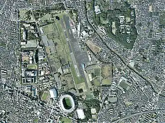 Luchtbeeld van de luchthaven omringd in noorden, westen en zuiden door het park