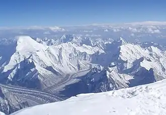 Chogolisa (rechts) vanaf de top van de K2