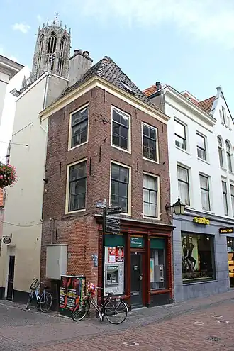 Hoekpand Choorstraat 22 met links de doorgang naar het Hanengeschrei en het pand daarin op nummer 2