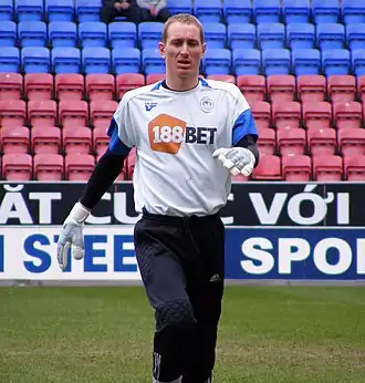 Kirkland tijdens een warming-up namens Wigan Athletic in 2010