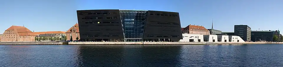 Den Sorte Diamant vanaf het water gezien.